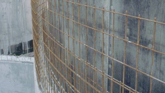 Titel der Produktbroschüre BauStatik Stahlbeton. Abgebildet ist eine Stahlbetonwand mit Bewehrung.