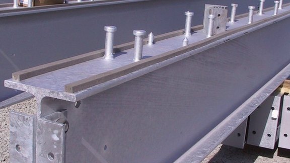 Titel der Produktbroschüre CoStruc. Zu sehen ist ein Stahlverbundträger.